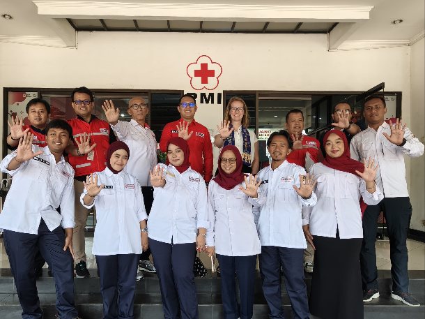Akademisi dari Department of Political Science Umeå University, Swedia, Associate Professor Veronica Strandh (belakang ketiga dari kiri) bersama Pengurus dan relawan di Markas PMI Kota Jakarta Utara di Semper, Jumat (10/7/2026). (Foto: Dok. PMI Jakarta Utara)