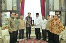 Jajaran manajemen PTPN IV PalmCo dengan Gubernur Sumbar Mahyeldi Ansharullah di Padang, Rabu (29/7/2026). (Foto: Dok. PTPN IV PalmCo)