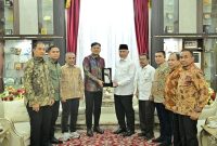 Jajaran manajemen PTPN IV PalmCo dengan Gubernur Sumbar Mahyeldi Ansharullah di Padang, Rabu (29/7/2026). (Foto: Dok. PTPN IV PalmCo)