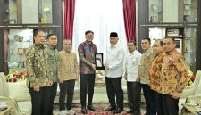Jajaran manajemen PTPN IV PalmCo dengan Gubernur Sumbar Mahyeldi Ansharullah di Padang, Rabu (29/7/2026). (Foto: Dok. PTPN IV PalmCo)