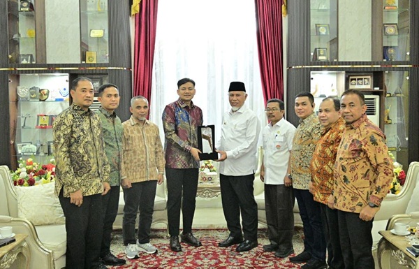 Jajaran manajemen PTPN IV PalmCo dengan Gubernur Sumbar Mahyeldi Ansharullah di Padang, Rabu (29/7/2026). (Foto: Dok. PTPN IV PalmCo)