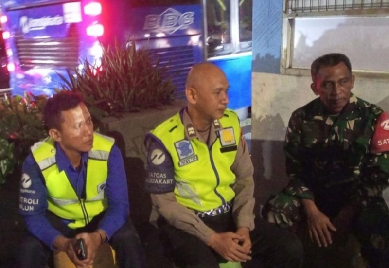 Petugas Satgas Transjakarta di Pesing, Jalan Daan Mogot, Jakarta Barat. (Foto: istimewa)