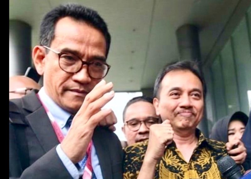 Roy Suryo didampingi kuasa hukumnya Refly Harun. (Foto: istimewa)