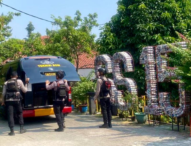 Tim Gegana saat melakukan penyisiran di SDN Srengseng Sawah 15 Jakarta Selatan terkait ancaman teror bom, Senin (13/7/2026). (Foto: istimewa)