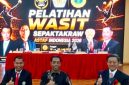 “ASTAF President, who also serves as ISTAF Secretary-General, Datuk Abdul Halim Kader (center), together with PB PSTI Chairman Surianto (left) and ISTAF President Boonchai Lorhpipat (right), during the opening ceremony of the Sepak Takraw Referee Training at UNJ, Thursday (16/7/2026). (Foto: Mercinews.com)