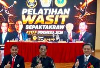 “ASTAF President, who also serves as ISTAF Secretary-General, Datuk Abdul Halim Kader (center), together with PB PSTI Chairman Surianto (left) and ISTAF President Boonchai Lorhpipat (right), during the opening ceremony of the Sepak Takraw Referee Training at UNJ, Thursday (16/7/2026). (Foto: Mercinews.com)