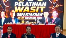 “ASTAF President, who also serves as ISTAF Secretary-General, Datuk Abdul Halim Kader (center), together with PB PSTI Chairman Surianto (left) and ISTAF President Boonchai Lorhpipat (right), during the opening ceremony of the Sepak Takraw Referee Training at UNJ, Thursday (16/7/2026). (Foto: Mercinews.com)