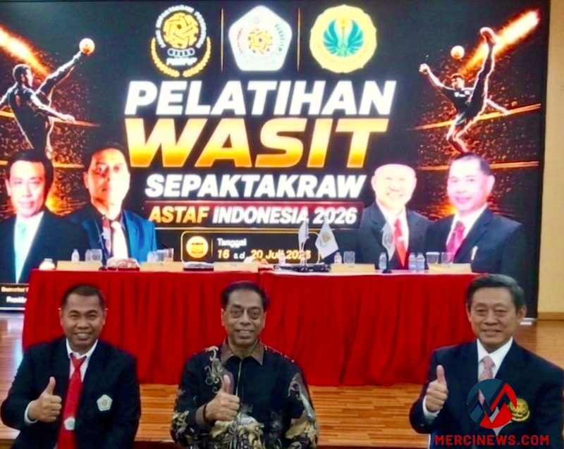“ASTAF President, who also serves as ISTAF Secretary-General, Datuk Abdul Halim Kader (center), together with PB PSTI Chairman Surianto (left) and ISTAF President Boonchai Lorhpipat (right), during the opening ceremony of the Sepak Takraw Referee Training at UNJ, Thursday (16/7/2026). (Foto: Mercinews.com)