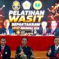 “ASTAF President, who also serves as ISTAF Secretary-General, Datuk Abdul Halim Kader (center), together with PB PSTI Chairman Surianto (left) and ISTAF President Boonchai Lorhpipat (right), during the opening ceremony of the Sepak Takraw Referee Training at UNJ, Thursday (16/7/2026). (Foto: Mercinews.com)