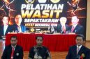 Presiden ASTAF yang juga Sekretaris Jenderal ISTAF), Datuk Abdul Halim Kader (tengah) bersama Ketua Umum PB PSTI Surianto (kiri) dan Presiden ISTAF Boonchai Lorhpipat (kanan) saat pembukaan Pelatihan Wasit Sepak Takraw di UNJ, Kamis (16/7/2026). (Foto: istimewa)