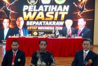 Presiden ASTAF yang juga Sekretaris Jenderal ISTAF), Datuk Abdul Halim Kader (tengah) bersama Ketua Umum PB PSTI Surianto (kiri) dan Presiden ISTAF Boonchai Lorhpipat (kanan) saat pembukaan Pelatihan Wasit Sepak Takraw di UNJ, Kamis (16/7/2026). (Foto: istimewa)