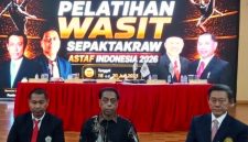 Presiden ASTAF yang juga Sekretaris Jenderal ISTAF), Datuk Abdul Halim Kader (tengah) bersama Ketua Umum PB PSTI Surianto (kiri) dan Presiden ISTAF Boonchai Lorhpipat (kanan) saat pembukaan Pelatihan Wasit Sepak Takraw di UNJ, Kamis (16/7/2026). (Foto: istimewa)