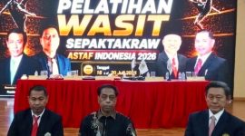 Presiden ASTAF yang juga Sekretaris Jenderal ISTAF), Datuk Abdul Halim Kader (tengah) bersama Ketua Umum PB PSTI Surianto (kiri) dan Presiden ISTAF Boonchai Lorhpipat (kanan) saat pembukaan Pelatihan Wasit Sepak Takraw di UNJ, Kamis (16/7/2026). (Foto: istimewa)