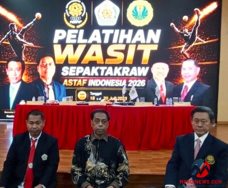 Presiden ASTAF yang juga Sekretaris Jenderal ISTAF), Datuk Abdul Halim Kader (tengah) bersama Ketua Umum PB PSTI Surianto (kiri) dan Presiden ISTAF Boonchai Lorhpipat (kanan) saat pembukaan Pelatihan Wasit Sepak Takraw di UNJ, Kamis (16/7/2026). (Foto: istimewa)
