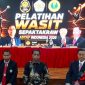 Presiden ASTAF yang juga Sekretaris Jenderal ISTAF), Datuk Abdul Halim Kader (tengah) bersama Ketua Umum PB PSTI Surianto (kiri) dan Presiden ISTAF Boonchai Lorhpipat (kanan) saat pembukaan Pelatihan Wasit Sepak Takraw di UNJ, Kamis (16/7/2026). (Foto: istimewa)