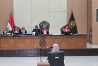 Tifauzia Tyassuma atau dokter Tifa menjalani sidang perdana di Pengadilan Negeri Jakarta Timur, Kamis (2/7/2026). Persidangan dipimpin Ketua Majelis Hakim Christina Endarwati didampingi hakim anggota Rudi Rafli Siregar dan Mathilda Chrystina Katarina. (Foto: istimewa)