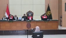 Tifauzia Tyassuma atau dokter Tifa menjalani sidang perdana di Pengadilan Negeri Jakarta Timur, Kamis (2/7/2026). Persidangan dipimpin Ketua Majelis Hakim Christina Endarwati didampingi hakim anggota Rudi Rafli Siregar dan Mathilda Chrystina Katarina. (Foto: istimewa)