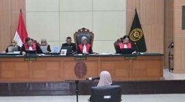 Tifauzia Tyassuma atau dokter Tifa menjalani sidang perdana di Pengadilan Negeri Jakarta Timur, Kamis (2/7/2026). Persidangan dipimpin Ketua Majelis Hakim Christina Endarwati didampingi hakim anggota Rudi Rafli Siregar dan Mathilda Chrystina Katarina. (Foto: istimewa)