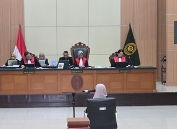 Tifauzia Tyassuma atau dokter Tifa menjalani sidang perdana di Pengadilan Negeri Jakarta Timur, Kamis (2/7/2026). Persidangan dipimpin Ketua Majelis Hakim Christina Endarwati didampingi hakim anggota Rudi Rafli Siregar dan Mathilda Chrystina Katarina. (Foto: istimewa)