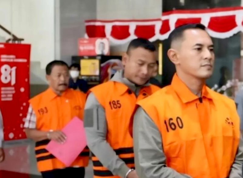 KPK menahan empat tersangka dalam OTT Bupati Pemalang, termasuk staf administrasi KPK Setya Budi Dias Oktavianto. (Foto: Dok. KPK)