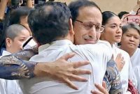 Nadiem Makarim memeluk pendukungnya sebelum sidang agenda pembacaan putusan di Pengadilan Tipikor Jakarta Pusat, Selasa (30/6/2026). (Foto: ist)