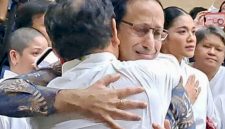 Nadiem Makarim memeluk pendukungnya sebelum sidang agenda pembacaan putusan di Pengadilan Tipikor Jakarta Pusat, Selasa (30/6/2026). (Foto: ist)
