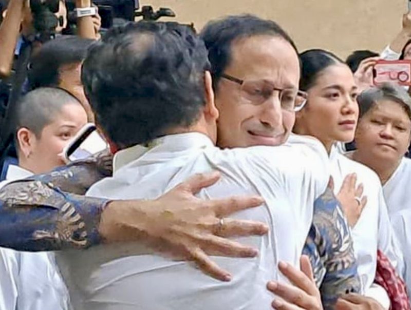 Nadiem Makarim memeluk pendukungnya sebelum sidang agenda pembacaan putusan di Pengadilan Tipikor Jakarta Pusat, Selasa (30/6/2026). (Foto: ist)