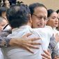Nadiem Makarim memeluk pendukungnya sebelum sidang agenda pembacaan putusan di Pengadilan Tipikor Jakarta Pusat, Selasa (30/6/2026). (Foto: ist)