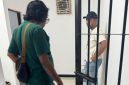 Petugas Kanim Ngurah Rai saat mengecek ruang detensi tempat WNA Australia meninggal dunia. (Foto: Dok. Kanim Ngurah Rai) 