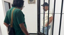Petugas Kanim Ngurah Rai saat mengecek ruang detensi tempat WNA Australia meninggal dunia. (Foto: Dok. Kanim Ngurah Rai) 