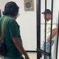 Petugas Kanim Ngurah Rai saat mengecek ruang detensi tempat WNA Australia meninggal dunia. (Foto: Dok. Kanim Ngurah Rai) 