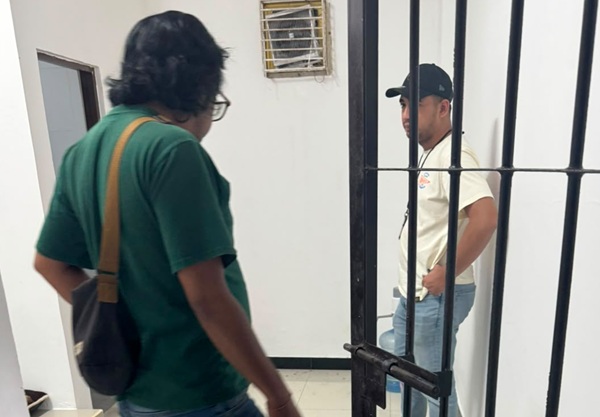Petugas Kanim Ngurah Rai saat mengecek ruang detensi tempat WNA Australia meninggal dunia. (Foto: Dok. Kanim Ngurah Rai) 