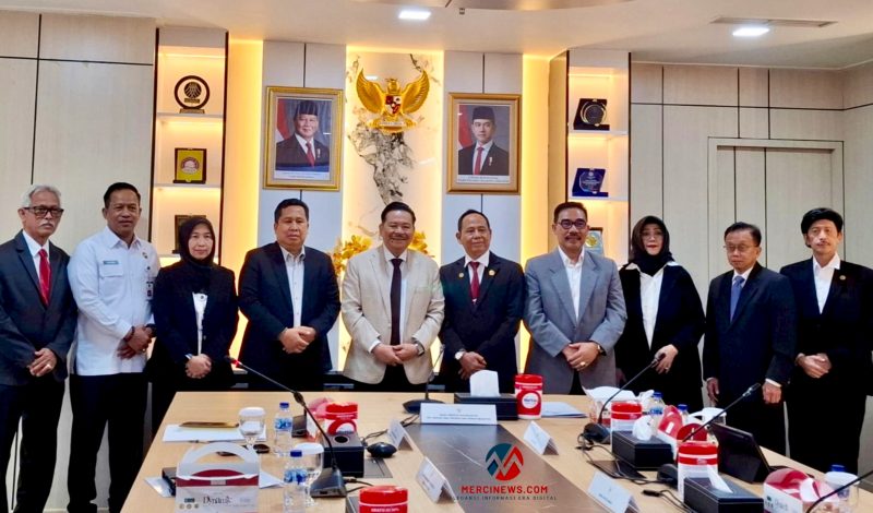 Wamenko Kumham Imipas, Otto Hasibuan (kelima dari kiri) menerima kunjungan audiensi Pengurus Badan Kerjasama Sosial Pembinaan Warga Tama (BERSAMA) di ruang kerjanya, Rabu (8/7/2026). (Foto: Dok. Humas BERSAMA)