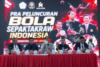 Presiden ASTAF sekaligus Sekjen ISTAF Datuk Abdul Halim Kader (tengah) didampingi Ketua Umum PB PSTI Surianto (kedua dari kanan) dan jajaran pengurus PB PSTI saat penutupan Pelatihan Wasit ASTAF di Universitas Negeri Jakarta (UNJ), Rawamangun, Jakarta Timur, Minggu (19/7/2026). (Foto: istimewa)