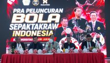 Presiden ASTAF sekaligus Sekjen ISTAF Datuk Abdul Halim Kader (tengah) didampingi Ketua Umum PB PSTI Surianto (kedua dari kanan) dan jajaran pengurus PB PSTI saat penutupan Pelatihan Wasit ASTAF di Universitas Negeri Jakarta (UNJ), Rawamangun, Jakarta Timur, Minggu (19/7/2026). (Foto: istimewa)