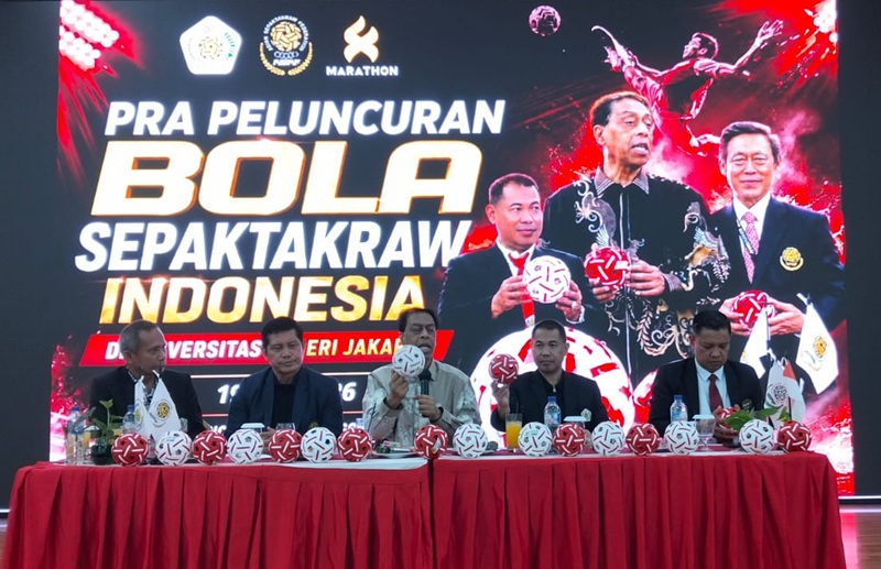 Presiden ASTAF sekaligus Sekjen ISTAF Datuk Abdul Halim Kader (tengah) didampingi Ketua Umum PB PSTI Surianto (kedua dari kanan) dan jajaran pengurus PB PSTI saat penutupan Pelatihan Wasit ASTAF di Universitas Negeri Jakarta (UNJ), Rawamangun, Jakarta Timur, Minggu (19/7/2026). (Foto: istimewa)