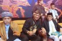 Ketua Majelis Adat Sunda (MASDA) Jawa Barat (Jabar) sekaligus Ketua Dewan Penasihat Perjuangan Wali Songgo-Laskar Sabilillah (PWI LS) Anton Charliyan dan pendakwah Rhoma Irama menghadiri pengukuhan Pengurus PWI LS Jabar periode 2026-2031 di Alun-Alun Kecamatan Haurgeulis, Kabupaten Indramayu, Sabtu (29/8/2026). (Foto: istimewa)