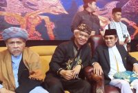Ketua Majelis Adat Sunda (MASDA) Jawa Barat (Jabar) sekaligus Ketua Dewan Penasihat Perjuangan Wali Songgo-Laskar Sabilillah (PWI LS) Anton Charliyan dan pendakwah Rhoma Irama menghadiri pengukuhan Pengurus PWI LS Jabar periode 2026-2031 di Alun-Alun Kecamatan Haurgeulis, Kabupaten Indramayu, Sabtu (29/8/2026). (Foto: istimewa)