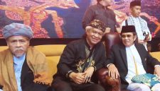 Ketua Majelis Adat Sunda (MASDA) Jawa Barat (Jabar) sekaligus Ketua Dewan Penasihat Perjuangan Wali Songgo-Laskar Sabilillah (PWI LS) Anton Charliyan dan pendakwah Rhoma Irama menghadiri pengukuhan Pengurus PWI LS Jabar periode 2026-2031 di Alun-Alun Kecamatan Haurgeulis, Kabupaten Indramayu, Sabtu (29/8/2026). (Foto: istimewa)
