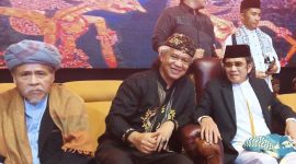 Ketua Majelis Adat Sunda (MASDA) Jawa Barat (Jabar) sekaligus Ketua Dewan Penasihat Perjuangan Wali Songgo-Laskar Sabilillah (PWI LS) Anton Charliyan dan pendakwah Rhoma Irama menghadiri pengukuhan Pengurus PWI LS Jabar periode 2026-2031 di Alun-Alun Kecamatan Haurgeulis, Kabupaten Indramayu, Sabtu (29/8/2026). (Foto: istimewa)