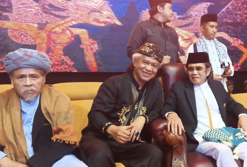 Ketua Majelis Adat Sunda (MASDA) Jawa Barat (Jabar) sekaligus Ketua Dewan Penasihat Perjuangan Wali Songgo-Laskar Sabilillah (PWI LS) Anton Charliyan dan pendakwah Rhoma Irama menghadiri pengukuhan Pengurus PWI LS Jabar periode 2026-2031 di Alun-Alun Kecamatan Haurgeulis, Kabupaten Indramayu, Sabtu (29/8/2026). (Foto: istimewa)