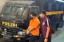 Bareskrim Polri melakukan pemeriksaan tersangka penyelundupan 1,3 ton ketamin yang ditangkap dalam operasi gabungan di perairan Berakit, Bintan, Kepri. Mereka tiba di Gedung Bareskrim Polri Jakarta, Kamis (13/8/2026). (Foto: istimewa)