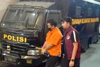 Bareskrim Polri melakukan pemeriksaan tersangka penyelundupan 1,3 ton ketamin yang ditangkap dalam operasi gabungan di perairan Berakit, Bintan, Kepri. Mereka tiba di Gedung Bareskrim Polri Jakarta, Kamis (13/8/2026). (Foto: istimewa)