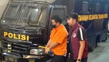Bareskrim Polri melakukan pemeriksaan tersangka penyelundupan 1,3 ton ketamin yang ditangkap dalam operasi gabungan di perairan Berakit, Bintan, Kepri. Mereka tiba di Gedung Bareskrim Polri Jakarta, Kamis (13/8/2026). (Foto: istimewa)