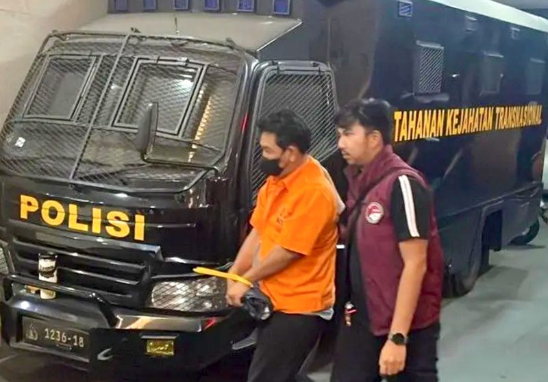 Bareskrim Polri melakukan pemeriksaan tersangka penyelundupan 1,3 ton ketamin yang ditangkap dalam operasi gabungan di perairan Berakit, Bintan, Kepri. Mereka tiba di Gedung Bareskrim Polri Jakarta, Kamis (13/8/2026). (Foto: istimewa)