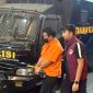 Bareskrim Polri melakukan pemeriksaan tersangka penyelundupan 1,3 ton ketamin yang ditangkap dalam operasi gabungan di perairan Berakit, Bintan, Kepri. Mereka tiba di Gedung Bareskrim Polri Jakarta, Kamis (13/8/2026). (Foto: istimewa)