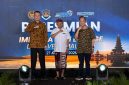 Dirjen Imigrasi Hendarsam Marantoko (kiri) bersama Gubernur Bali I Wayan Koster (tengah) dan General Manager Discovery Mall Bali Rachmat Hartanto Tanuharja (kanan) saat peresmian Immigration Lounge Discovery Mall Bali, Jalan Kartika Plaza, Kuta, Kabupaten Badung, Kamis (27/8/2026). (Foto: istimewa)
