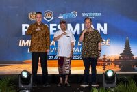Dirjen Imigrasi Hendarsam Marantoko (kiri) bersama Gubernur Bali I Wayan Koster (tengah) dan General Manager Discovery Mall Bali Rachmat Hartanto Tanuharja (kanan) saat peresmian Immigration Lounge Discovery Mall Bali, Jalan Kartika Plaza, Kuta, Kabupaten Badung, Kamis (27/8/2026). (Foto: istimewa)