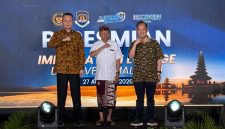 Dirjen Imigrasi Hendarsam Marantoko (kiri) bersama Gubernur Bali I Wayan Koster (tengah) dan General Manager Discovery Mall Bali Rachmat Hartanto Tanuharja (kanan) saat peresmian Immigration Lounge Discovery Mall Bali, Jalan Kartika Plaza, Kuta, Kabupaten Badung, Kamis (27/8/2026). (Foto: istimewa)