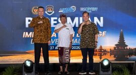 Dirjen Imigrasi Hendarsam Marantoko (kiri) bersama Gubernur Bali I Wayan Koster (tengah) dan General Manager Discovery Mall Bali Rachmat Hartanto Tanuharja (kanan) saat peresmian Immigration Lounge Discovery Mall Bali, Jalan Kartika Plaza, Kuta, Kabupaten Badung, Kamis (27/8/2026). (Foto: istimewa)